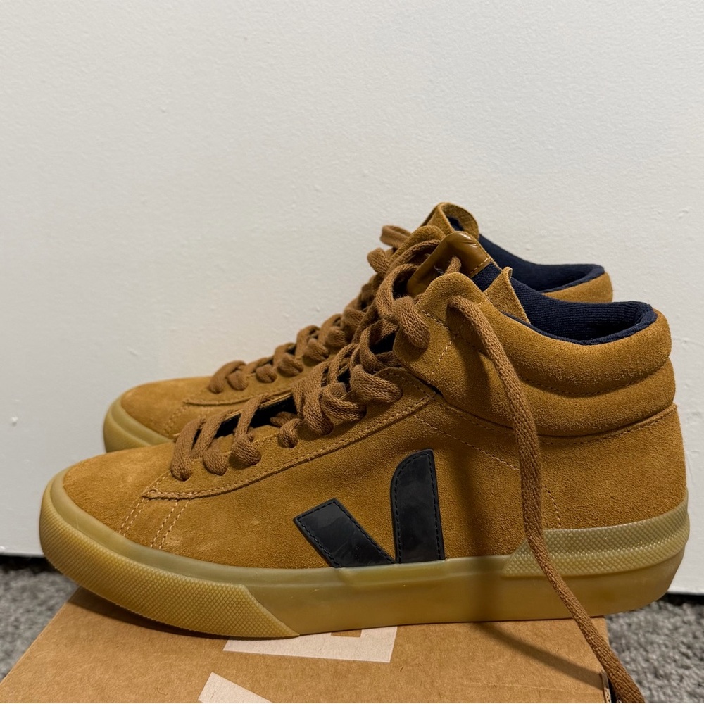 NWT VEJA HIGH TOP SNEAKERS | MINOTAUR SUEDE CAMEL | WOMENS SIZE 9 | WITH BOX - Picture 3 of 8